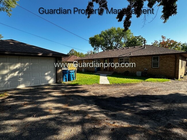 Building Photo - Spacious Richfield Side by Side, Renovated...