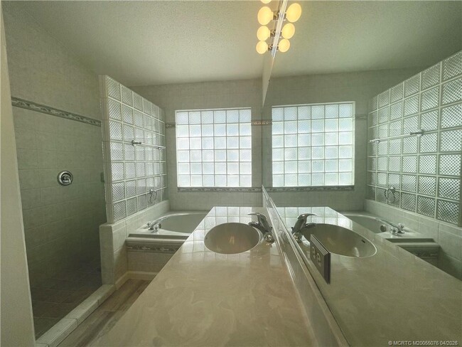 Building Photo - 4690 SW Babylon St