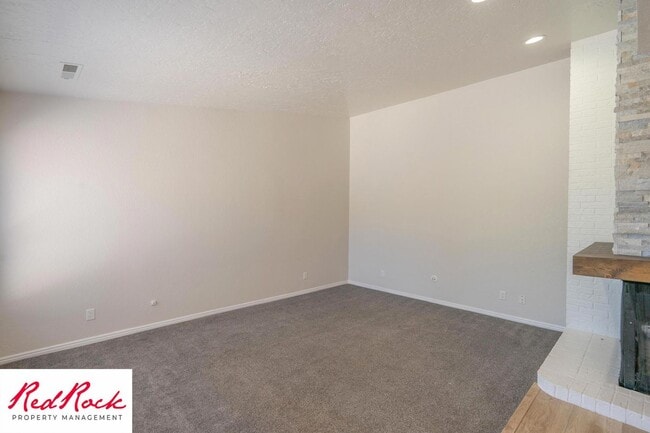 Building Photo - Newly Remodeled 3 Bedroom Townhome. Small ...