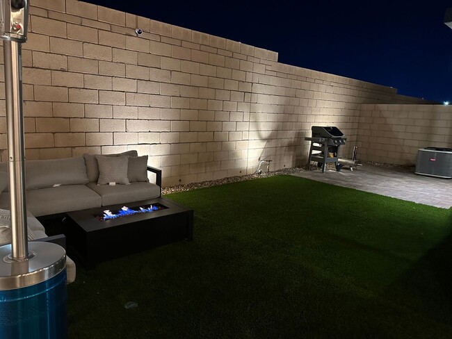 Building Photo - Beautiful 3 Bedroom Townhome in the Southw...