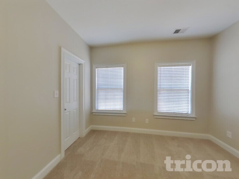 Building Photo - 400 Tomahawk Tr