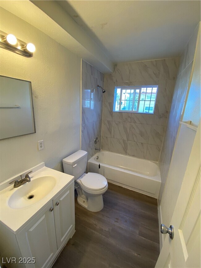 Building Photo - 1711 Santa Paula Dr