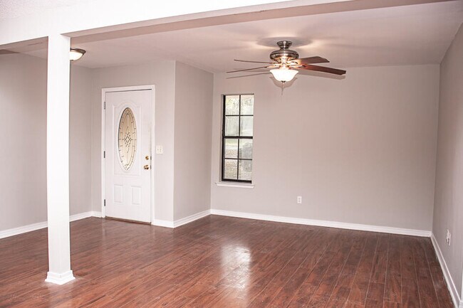 Building Photo - 112 Golf Course Dr