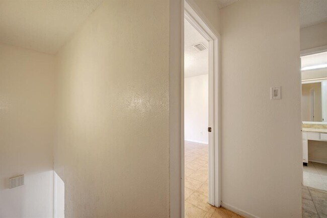Building Photo - 10509 Doering Ln