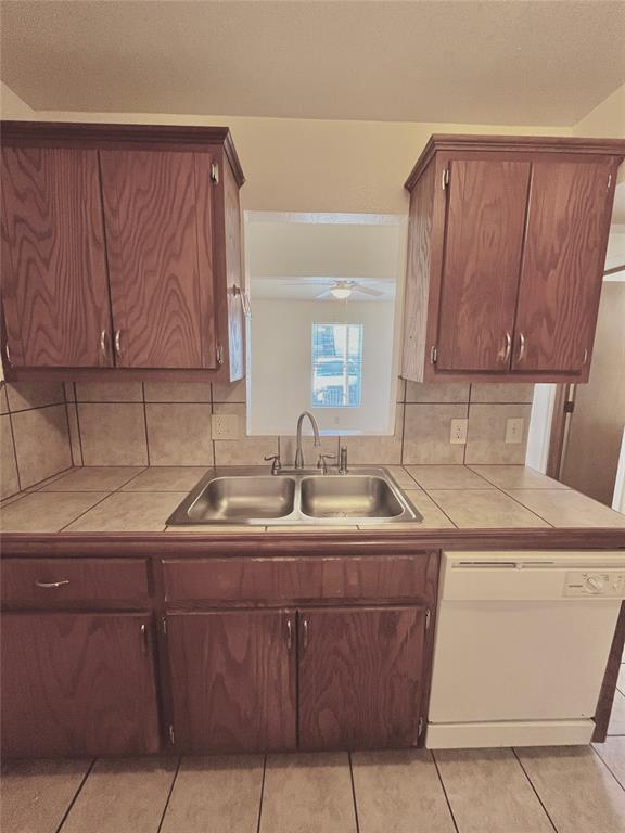 Building Photo - 1901 E Lindsey St