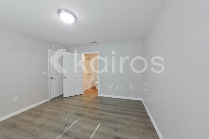 Building Photo - 2103 Roosevelt Ave