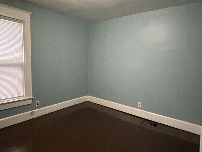 Building Photo - AVAILABLE NOW! Charming 3-Bed, 1-Bath Historic Duplex in Indianapolis!