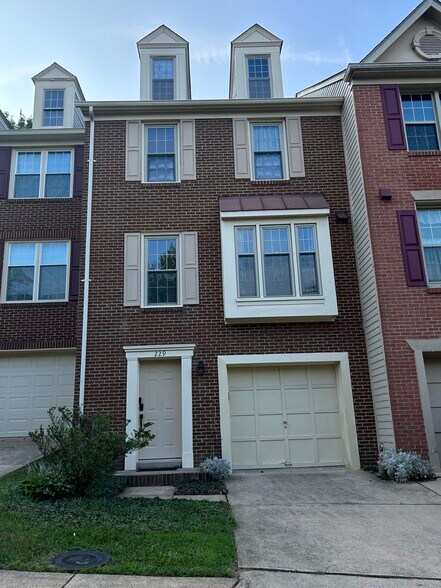 Building Photo - 229 Yale Dr
