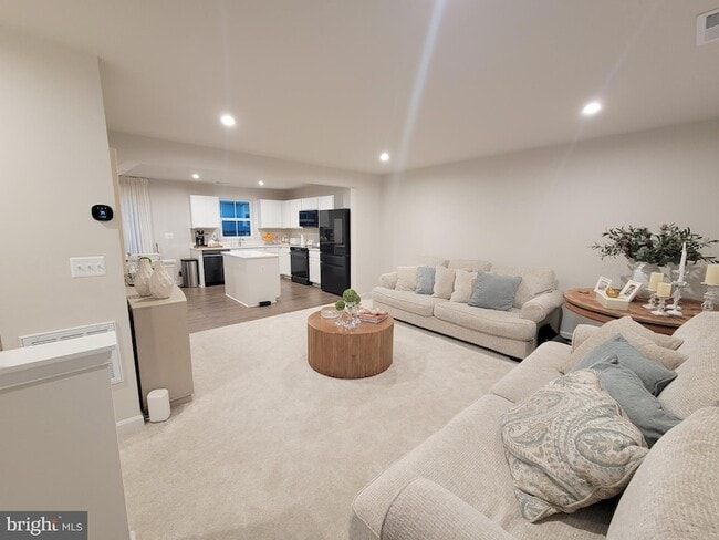 Building Photo - 2582 Laurel Pk Dr