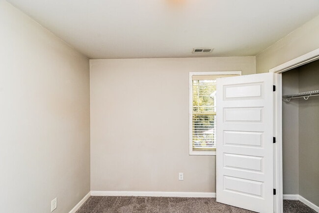 Building Photo - 246 Verrazano Pl