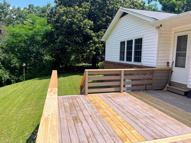 Deck leading to back yard - 3805 Knollwood Dr