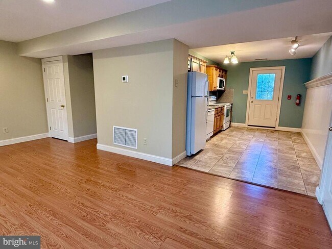 Building Photo - 101 King St