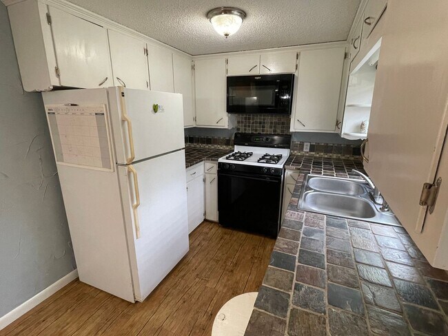 Building Photo - 3 Bedroom 1 Bathroom House Stilwell, OK