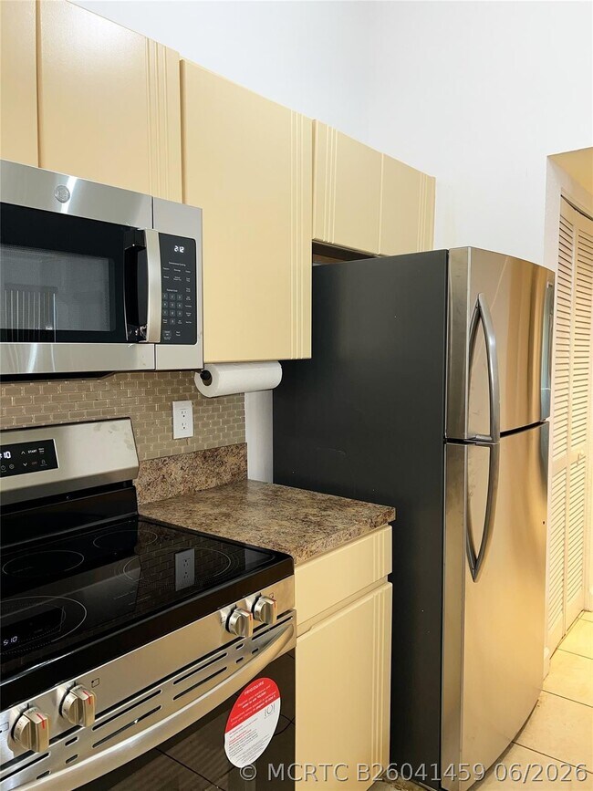 Building Photo - 2850 N Oakland Forest Dr