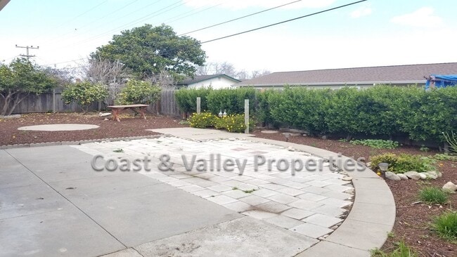 Building Photo - Lovely South Salinas Home!