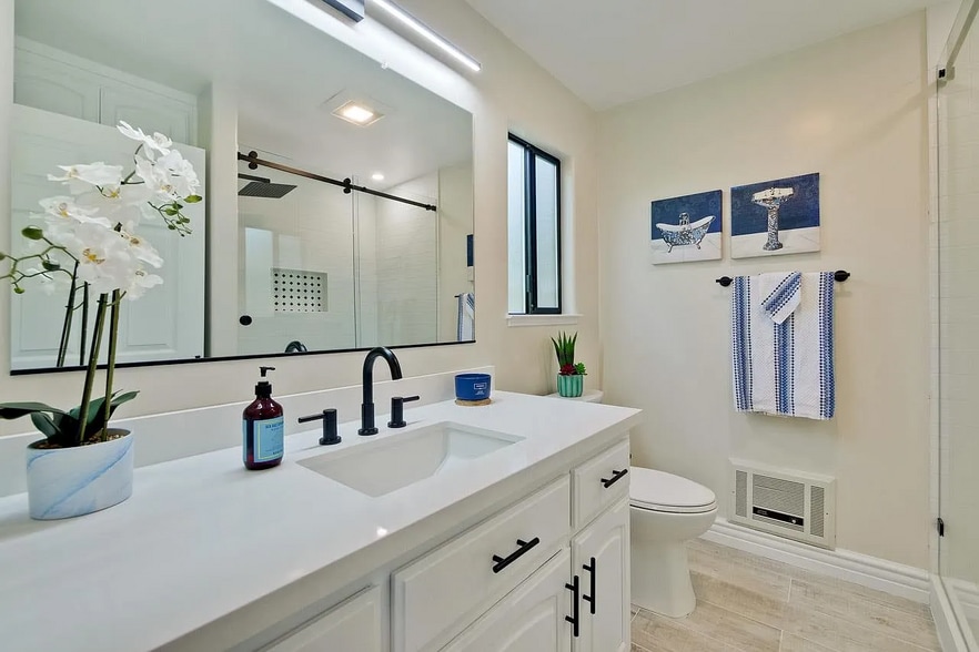 Master Bath - 17040 Holiday Dr