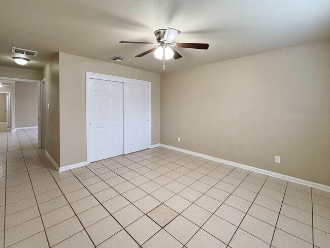 Building Photo - Charming 3 Bedroom 2 Bath Duplex Convenien...