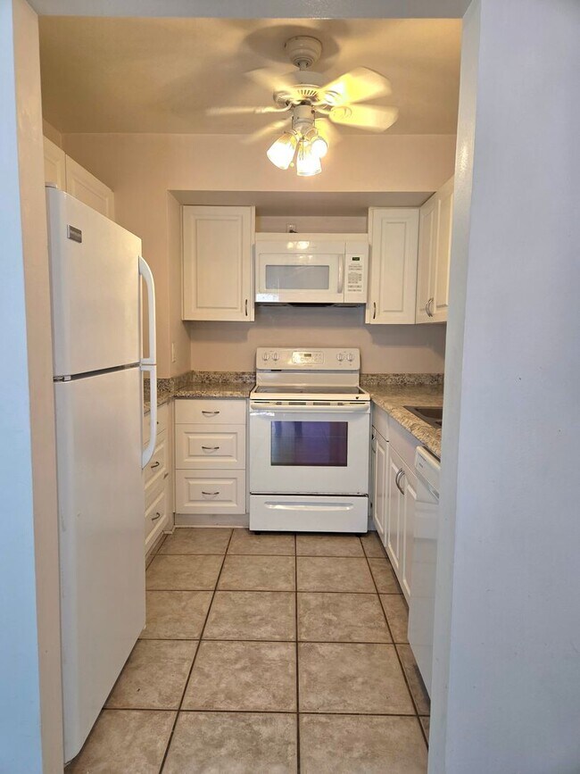 Building Photo - NEW PRICE / N Tamiami Trail / Townhouse