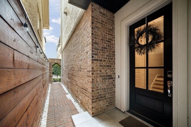 Building Photo - 306 W Saulnier St