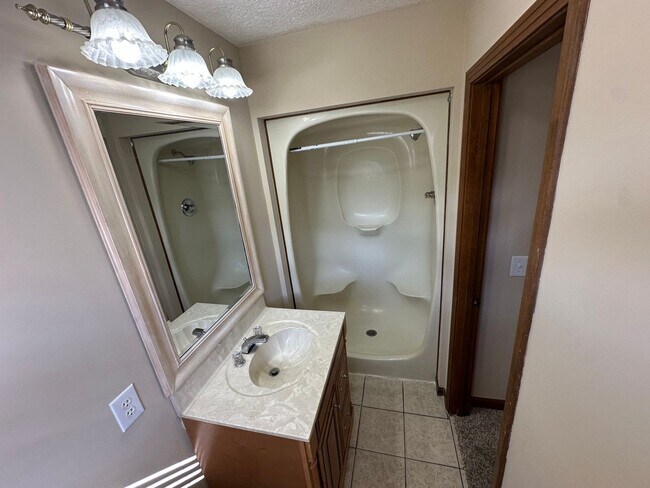 Building Photo - Single Family home in Greenhill Area!