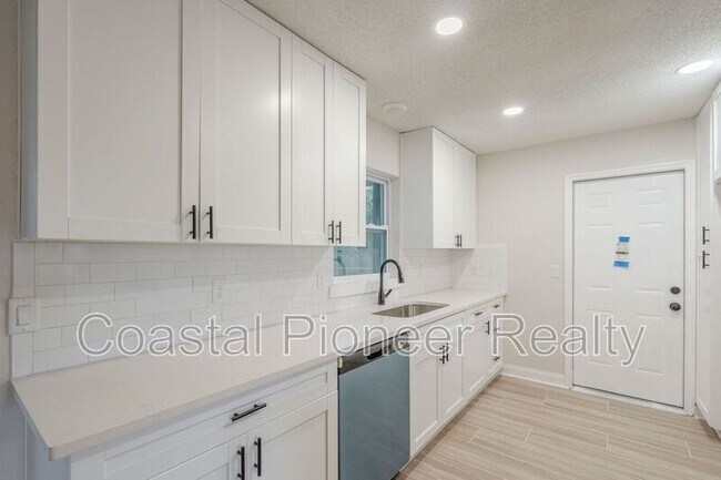 Building Photo - 4600 Venetian Blvd NE