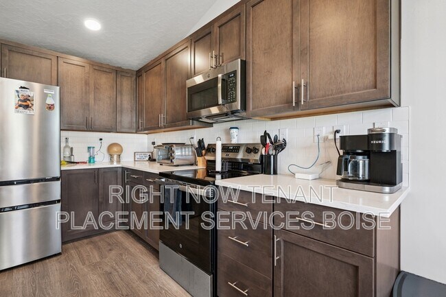 Building Photo - 2118 E Pilsner St