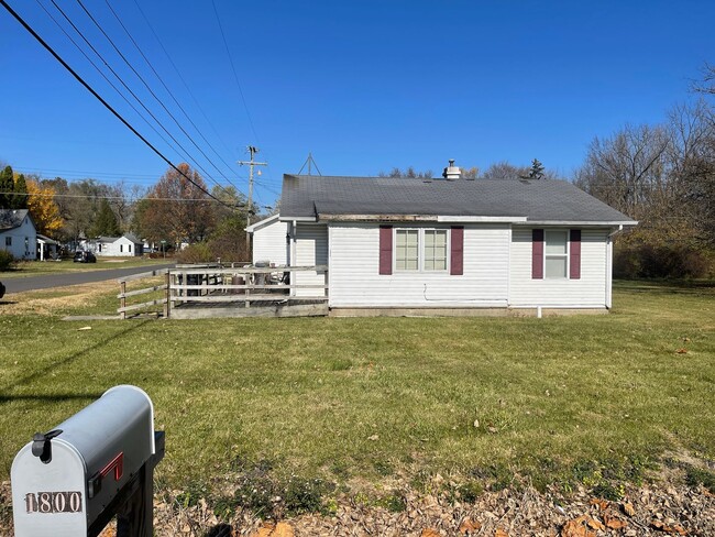 Building Photo - Cozy 2 Bedroom Home! Washer & Dryer Hookups! Large Deck! Spacious Yard!