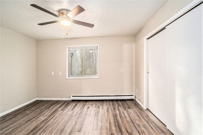 Building Photo - SUMMER MOVE IN SPECIAL- $300 off your move-in before JULY- Newly remodeled 1 bedroom 1 bathroom -...