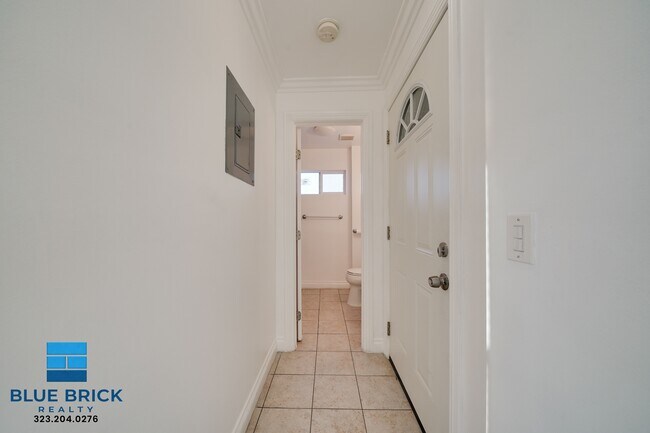 Building Photo - 1719 W 35th Pl