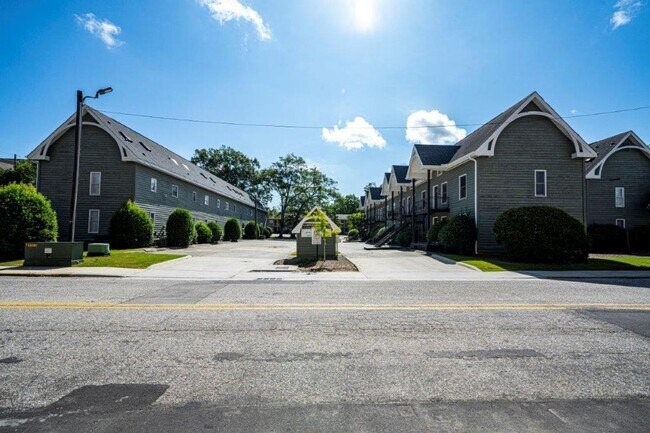 Building Photo - Campus Courtyard at Glenn #10