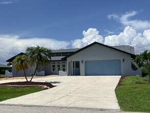 Building Photo - "3-Bedroom Furnished Retreat in the Gulf C...