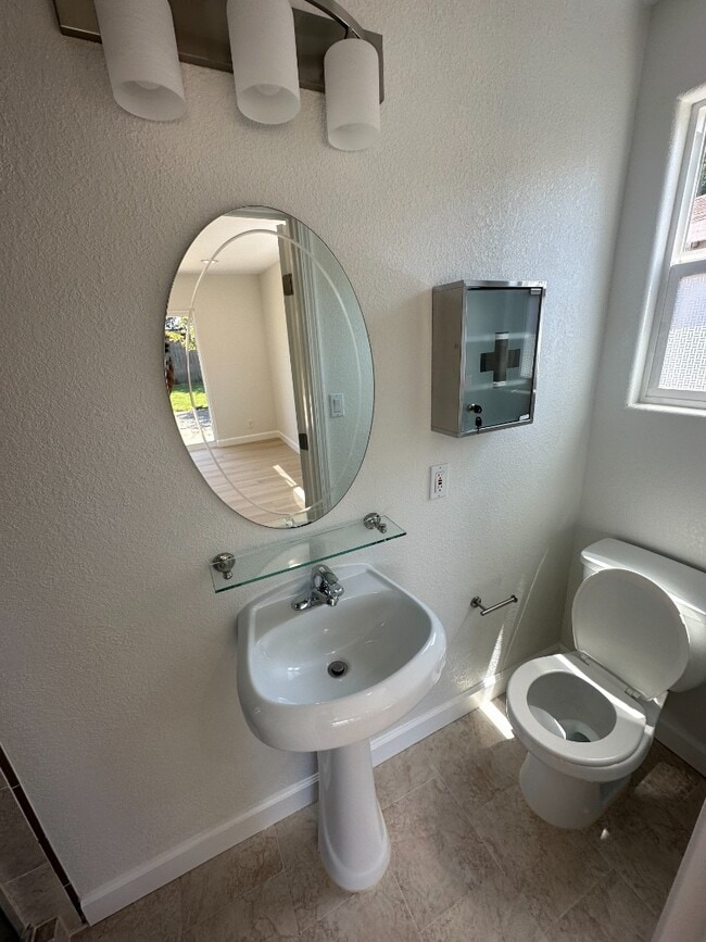 Building Photo - Bright 3BR Home with Central AC, Attached ...