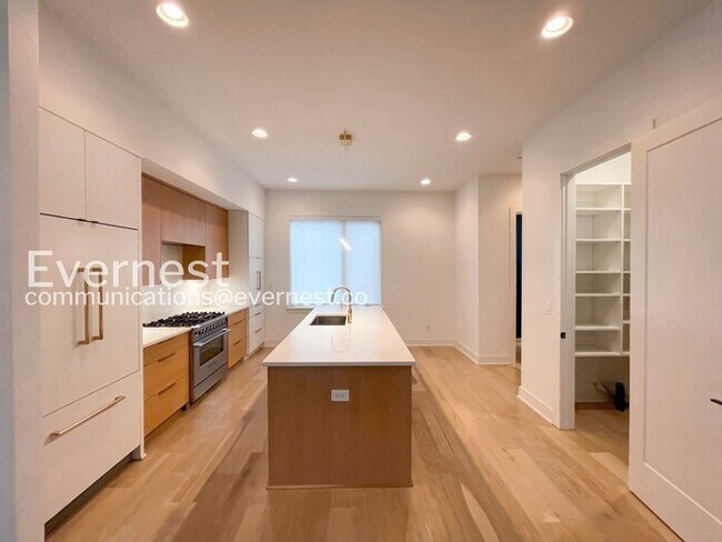 Building Photo - 3 Bed/3.5 Bath Home with Garage / Available Now!