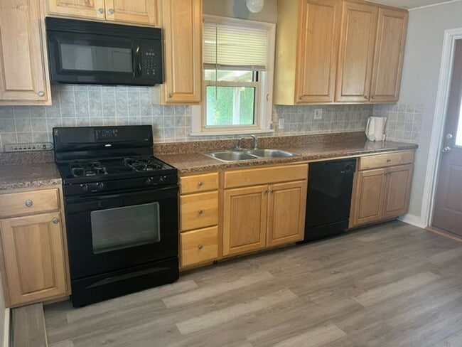 Building Photo - Charming 2 Bedroom Bungalow