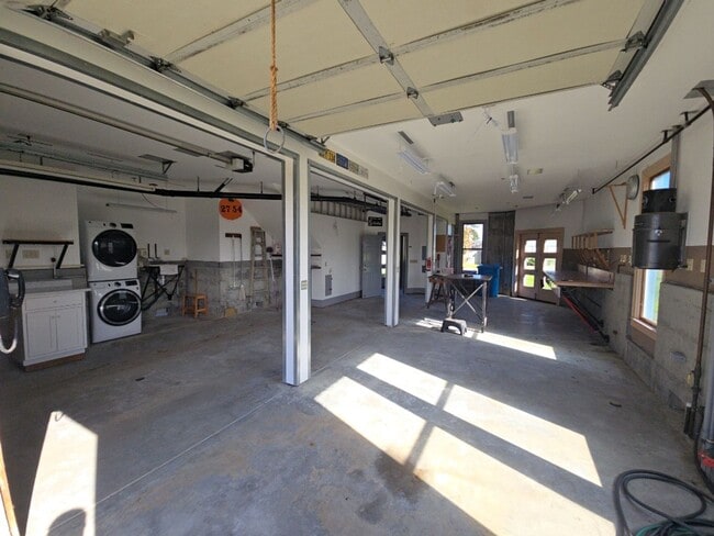 Building Photo - Distinctive Alton home offers charming living opportunity!