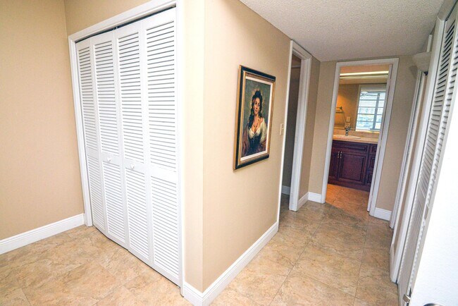 Building Photo - 2661 S Course Dr