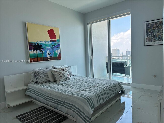 Building Photo - 950 Brickell Bay Dr