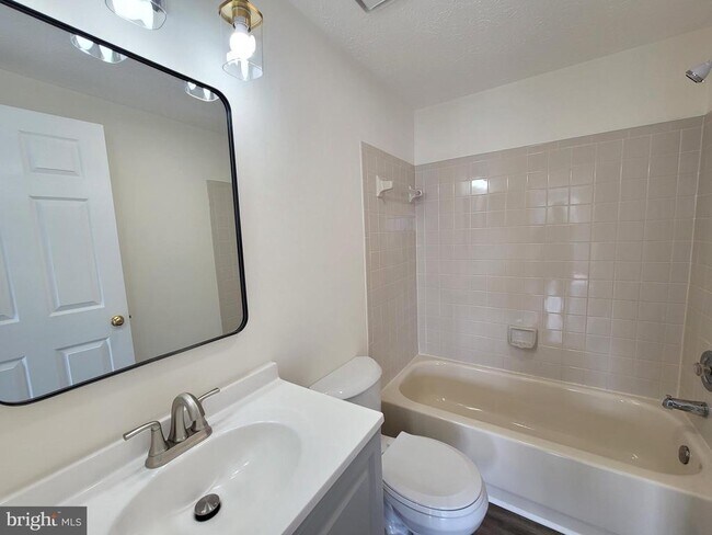 Building Photo - 589 Boysenberry Ln