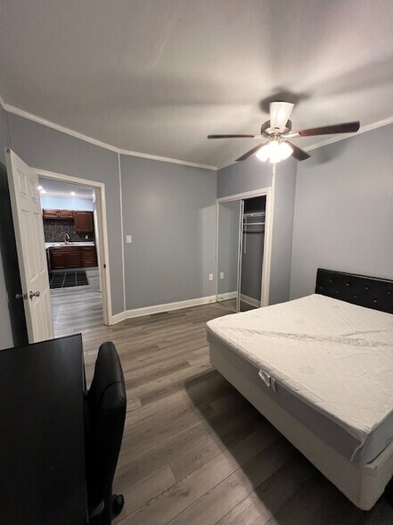 Building Photo - 215 Cherry St