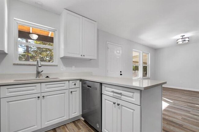 Building Photo - Chaires  Country living Home