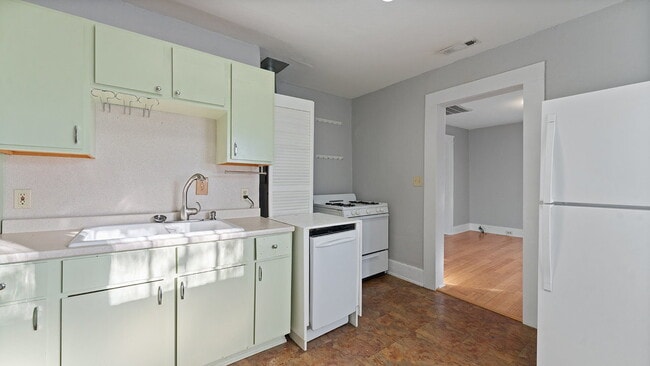 Building Photo - Super Cute One bedroom - Arts and Crafts s...