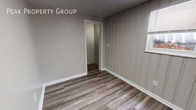 Building Photo - Available Now! 1 Bedroom Apartment Near OS...