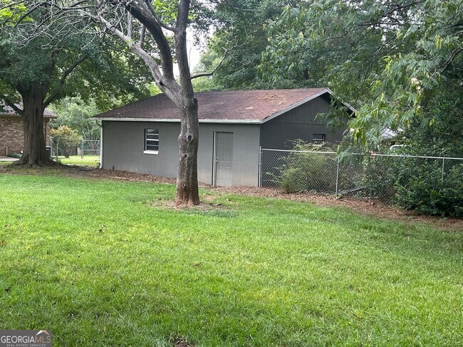 Building Photo - 1020 Tuxedo Ln
