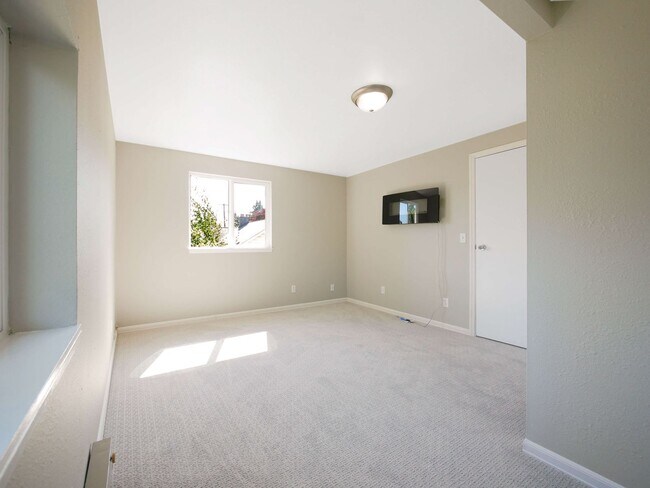 Building Photo - 2 Bed 1.5Bath Single-family House Availabl...