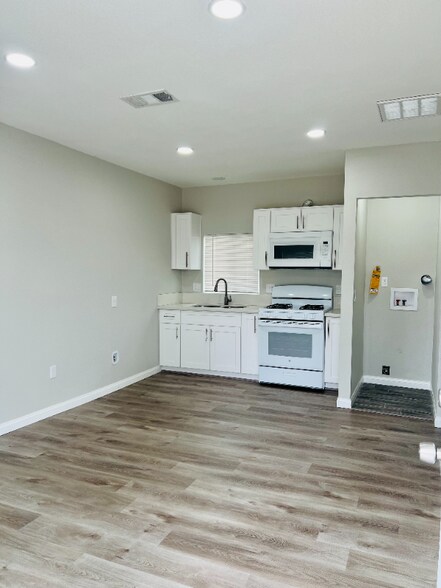 Building Photo - 21633 Cottonwood Ave