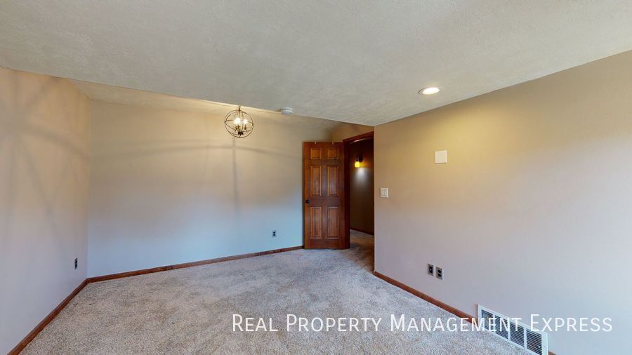 Building Photo - Beautiful 4 Bed 3.5 Bath House with 3-stall attached garage and fenced backyard on West side