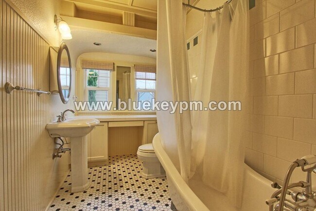 Building Photo - 3 Bed, 2 Bath Cottage in Uptown Vancouver with 2 Bedrooms on Main, Home Office and Bonus Room