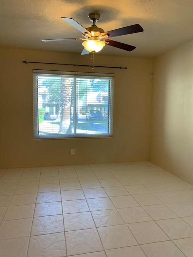 Building Photo - Two Bedroom Single Level Condo!