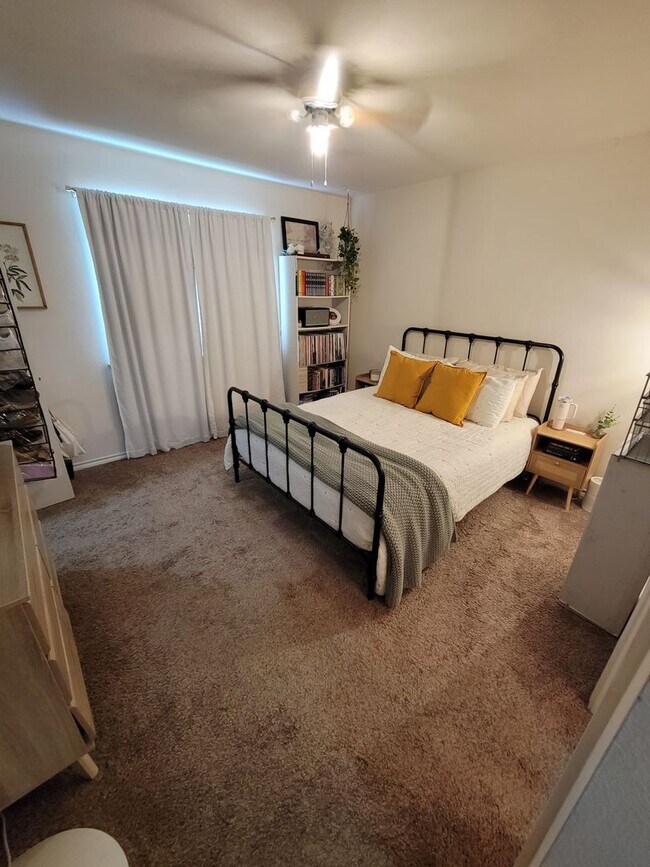 Building Photo - College Station - 3 bedroom / 2 bath duplex with fenced in yard and washer / dryer included