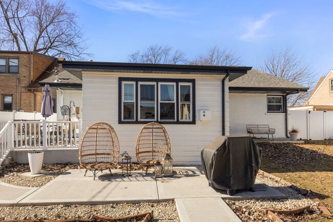 Building Photo - 9525 Parkside Ave